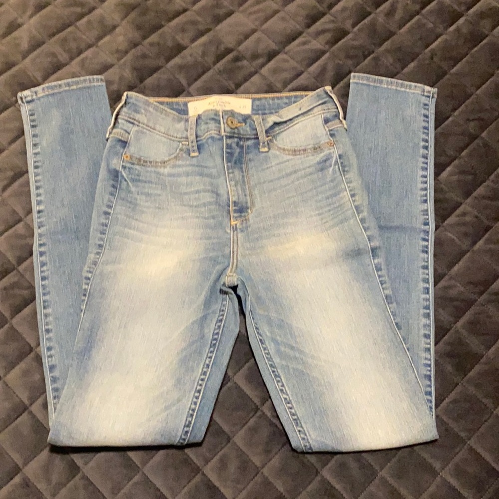 Women’s Abercrombie & Fitch light blue jeans in size 0..Like new w/o tags